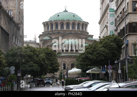 Cattedrale chiesa Sveta Nedelya, chiesa ortodossa orientale di Sofia, Bulgaria. Vista da Saborna Street. Foto Stock