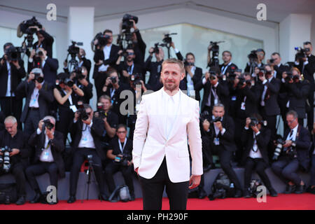 Venezia, Italia. Il 29 agosto, 2018. Attore Ryan Gosling pone sul tappeto rosso del settantacinquesimo Venice International Film Festival di Venezia (Italia), il 29 agosto 2018. Il settantacinquesimo Venezia Festival Internazionale del Film è iniziato qui il mercoledì. Credito: Cheng Tingting/Xinhua/Alamy Live News Foto Stock
