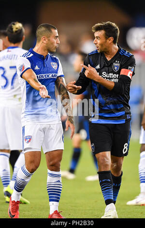 Agosto 29, 2018: FC Dallas defender Anton Nedyalkov (6) e San Jose terremoti in avanti Chris Wondolowski (8) discutere un funzionari chiamata durante il match di MLS tra FC Dallas e San Jose terremoti a Avaya Stadium di San Jose, California. Chris Brown/CSM Foto Stock