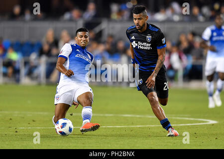 Agosto 29, 2018: FC Dallas centrocampista Santiago Mosquera (11) i passeggeri davanti a San Jose terremoti centrocampista Anibal Godoy (20) durante il match di MLS tra FC Dallas e San Jose terremoti a Avaya Stadium di San Jose, California. Chris Brown/CSM Foto Stock