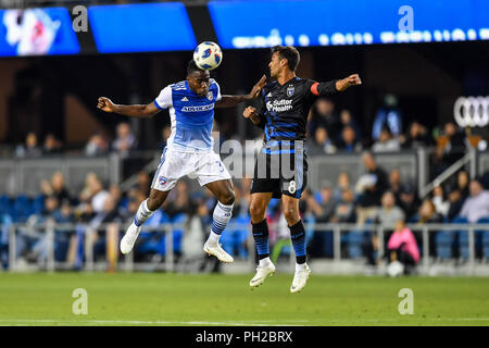 Agosto 29, 2018: FC Dallas defender Maynor Figueroa (31) Capi la sfera su San Jose terremoti in avanti Chris Wondolowski (8) durante il match di MLS tra FC Dallas e San Jose terremoti a Avaya Stadium di San Jose, California. Chris Brown/CSM Foto Stock