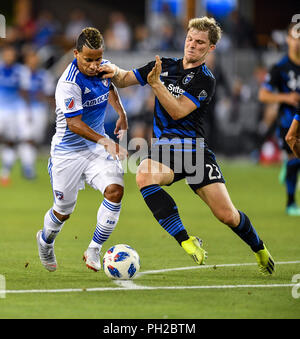 Agosto 29, 2018: FC Dallas centrocampista Michael Barrios (21) collide con San Jose terremoti centrocampista Florian Jungwirth (23) durante il match di MLS tra FC Dallas e San Jose terremoti a Avaya Stadium di San Jose, California. Chris Brown/CSM Foto Stock