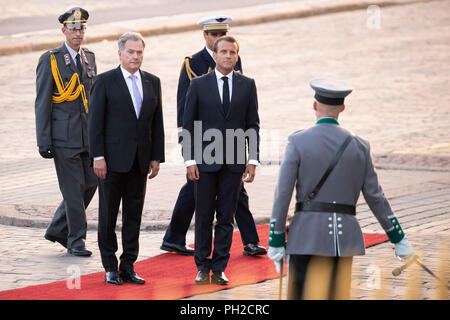 (180830) -- Helsinki, il 30 agosto 2018 (Xinhua) -- Presidente finlandese Sauli Niinisto Centro (L) mantiene la cerimonia di benvenuto per la visita del Presidente francese Emmanuel Macron centro (R) finlandese al Palazzo Presidenziale di Helsinki, Finlandia, su il 29 agosto 2018. Macron è su una due giorni di visita ufficiale in Finlandia. (Xinhua/Matti Matikainen) (DTF) Foto Stock