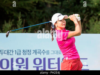 Jeongseon, a est di Seoul, Corea del Sud. 25 Ago, 2018. Shin-Ae Ahn (KOR) Golf : Shin-Ae Ahn della Corea del Sud guarda i tee-shot sul tredicesimo foro durante la seconda tornata di KLPGA ALTA1 Resort Ladies Open 2018 all'Alta1 Country Club in Jeongseon, a est di Seoul, Corea del Sud . Credito: Lee Jae-Won/AFLO/Alamy Live News Foto Stock