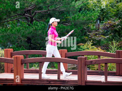 Jeongseon, a est di Seoul, Corea del Sud. 25 Ago, 2018. Shin-Ae Ahn (KOR) Golf : Shin-Ae Ahn della Corea del Sud le passeggiate sulla xvi fairway durante il secondo turno di KLPGA ALTA1 Resort Ladies Open 2018 all'Alta1 Country Club in Jeongseon, a est di Seoul, Corea del Sud . Credito: Lee Jae-Won/AFLO/Alamy Live News Foto Stock