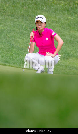 Jeongseon, a est di Seoul, Corea del Sud. 25 Ago, 2018. Shin-Ae Ahn (KOR) Golf : Shin-Ae Ahn della Corea del Sud il 1 verde durante la seconda tornata di KLPGA ALTA1 Resort Ladies Open 2018 all'Alta1 Country Club in Jeongseon, a est di Seoul, Corea del Sud . Credito: Lee Jae-Won/AFLO/Alamy Live News Foto Stock