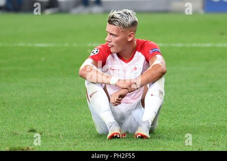 Salisburgo, Austria Agosto 29, 2018: CL - Quali - 18/19 - RB Salzburg Vs. Stella Rossa Belgrado Hannes Wolf (FC Salisburgo), seduta sul terreno, azione/singola immagine/tagliare/insoddisfatto/delusa/delusa/sconsolato/frustratedriert/| Foto Stock