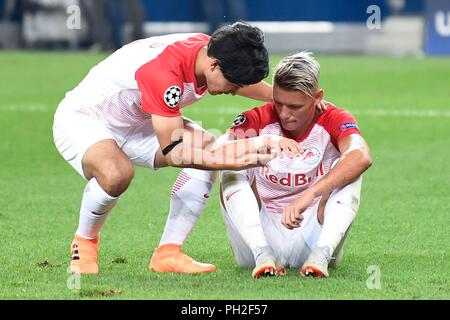 Salisburgo, Austria Agosto 29, 2018: CL - Quali - 18/19 - RB Salzburg Vs. Stella Rossa Belgrado v.li. Takumi Minamino (FC) di Salisburgo e Hannes Wolf (FC Salisburgo), insoddisfatto/delusa/delusa/sconsolato/frustratedriert/| Foto Stock