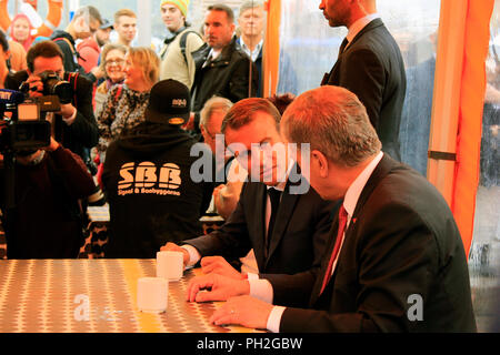 Helsinki, Finlandia. Agosto 30, 2018. Il Presidente francese Emmanuel Macron (C) e Presidente finlandese Sauli Niinistö (R) hanno una tazza di caffè in una piccola piazza del mercato caff dopo la conferenza stampa congiunta. Credito: Taina Sohlman/Alamy Live News Foto Stock