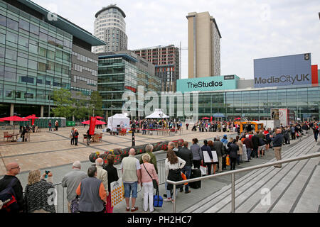 Salford, Regno Unito. Il 30 agosto 2018. Centinaia di coda per prendere parte alla produzione BBC mostra di Antiquariato che è stato girato in Media City, Salford, 30 Agosto, 2018 (C)Barbara Cook/Alamy Live News Foto Stock