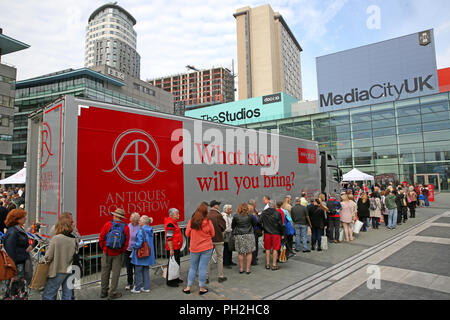 Salford, Regno Unito. Il 30 agosto 2018. Centinaia di coda per prendere parte alla produzione BBC mostra di Antiquariato che è stato girato in Media City, Salford, 30 Agosto, 2018 (C)Barbara Cook/Alamy Live News Foto Stock