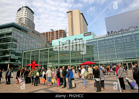 Salford, Regno Unito. Il 30 agosto 2018. Centinaia di coda per prendere parte alla produzione BBC mostra di Antiquariato che è stato girato in Media City, Salford, 30 Agosto, 2018 (C)Barbara Cook/Alamy Live News Foto Stock