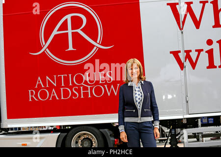 Salford, Regno Unito. Il 30 agosto 2018. Mostra di antiquariato presenter Fiona Bruce stava nella parte anteriore di un veicolo di produzione come coda di centinaia di prendere parte alla produzione della BBC che è stato girato in Media City, Salford, 30 Agosto, 2018 (C)Barbara Cook/Alamy Live News Foto Stock