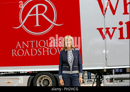 Salford, Regno Unito. Il 30 agosto 2018. Mostra di antiquariato presenter Fiona Bruce stava nella parte anteriore di un veicolo di produzione come coda di centinaia di prendere parte alla produzione della BBC che è stato girato in Media City, Salford, 30 Agosto, 2018 (C)Barbara Cook/Alamy Live News Foto Stock