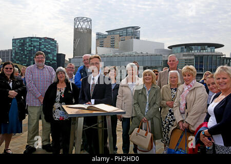 Salford, Regno Unito. Il 30 agosto 2018. Centinaia di coda per prendere parte alla produzione BBC mostra di Antiquariato che è stato girato in Media City, Salford, 30 Agosto, 2018 (C)Barbara Cook/Alamy Live News Foto Stock