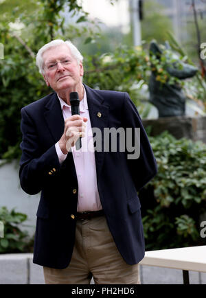 Salford, Regno Unito. Il 30 agosto 2018. Ex Blue Peter presenter Peter Purves nel blu Pietro giardino come egli prende parte a una sessione di domande e risposte come la mostra lo celebra il sessantesimo anno di produzione. La sessione viene eseguito insieme a un altro BBC Production, la mostra di Antiquariato che è stato girato in Media City, Salford, 30 Agosto, 2018 (C)Barbara Cook/Alamy Live News Foto Stock