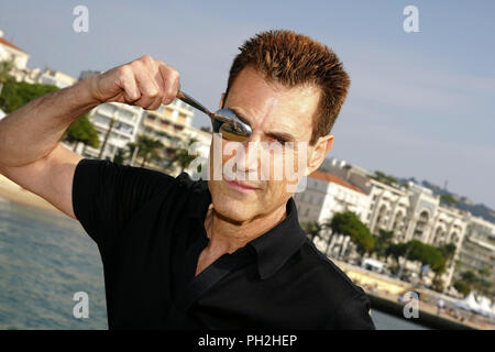 Cannes, Francia - ottobre20, 2008: MIPCOM Cannes. Uri Geller, il cucchiaio Israeli-British Bender a MIPCOM, la International Film e programma di mercato per la televisione, video, Internet via cavo e satellitari e contenuti. MIPTV, un reed MIDEM Evento | Utilizzo di tutto il mondo Foto Stock