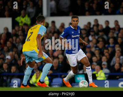 Goodison Park, Liverpool, Regno Unito. 28 Agosto, 2018. Carabao Calcio Coppa 2° round, Everton versus Rotherham; Dominic Calvert-Lewin di Everton corre a Zak Vyner di Rotherham Regno Credito: Azione Sport Plus/Alamy Live News Foto Stock