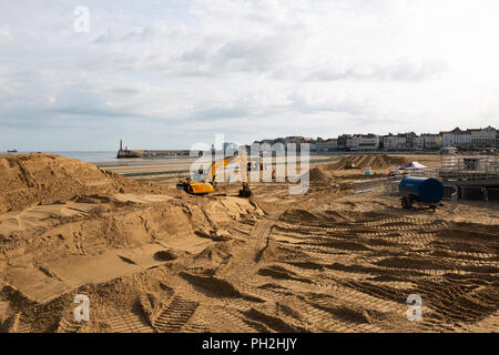 Margate, Regno Unito. Il 30 agosto 2018. Parte di Margate Golden sands sono state recintate in preparazione per la Red Bull di Quicksand evento del 1 settembre, ha avviato i lavori con escavatori e bulldozer spostando enormi quantità di sabbia per formare castelli ,rulli e trincee su un mezzo miglio corso. I concorrenti devono fare 2 circuiti di questa energia indebolendo corso in meno di venti minuti per avere possibilità di progredire attraverso il successivo calore. Credito: ernie giordania/Alamy Live News Foto Stock