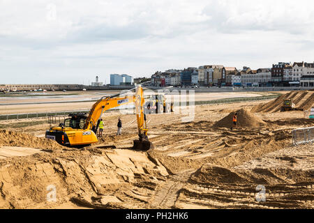 Margate, Regno Unito. Il 30 agosto 2018. Parte di Margate Golden sands sono state recintate in preparazione per la Red Bull di Quicksand evento del 1 settembre, ha avviato i lavori con escavatori e bulldozer spostando enormi quantità di sabbia per formare castelli ,rulli e trincee su un mezzo miglio corso. I concorrenti devono fare 2 circuiti di questa energia indebolendo corso in meno di venti minuti per avere possibilità di progredire attraverso il successivo calore. Credito: ernie giordania/Alamy Live News Foto Stock