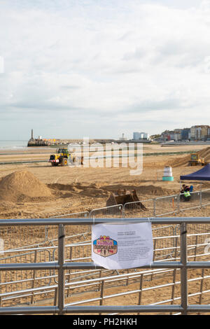 Margate, Regno Unito. Il 30 agosto 2018. Parte di Margate Golden sands sono state recintate in preparazione per la Red Bull di Quicksand evento del 1 settembre, ha avviato i lavori con escavatori e bulldozer spostando enormi quantità di sabbia per formare castelli ,rulli e trincee su un mezzo miglio corso. I concorrenti devono fare 2 circuiti di questa energia indebolendo corso in meno di venti minuti per avere possibilità di progredire attraverso il successivo calore. Credito: ernie giordania/Alamy Live News Foto Stock