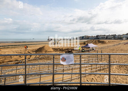 Margate, Regno Unito. Il 30 agosto 2018. Parte di Margate Golden sands sono state recintate in preparazione per la Red Bull di Quicksand evento del 1 settembre, ha avviato i lavori con escavatori e bulldozer spostando enormi quantità di sabbia per formare castelli ,rulli e trincee su un mezzo miglio corso. I concorrenti devono fare 2 circuiti di questa energia indebolendo corso in meno di venti minuti per avere possibilità di progredire attraverso il successivo calore. Credito: ernie giordania/Alamy Live News Foto Stock