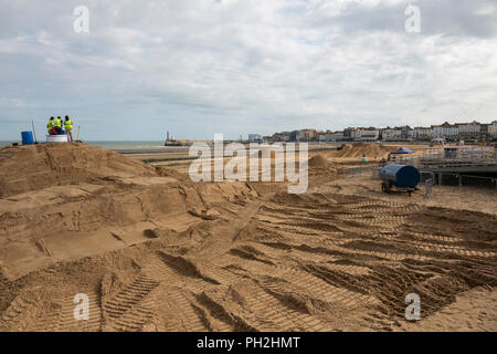 Margate, Regno Unito. Il 30 agosto 2018. Parte di Margate Golden sands sono state recintate in preparazione per la Red Bull di Quicksand evento del 1 settembre, ha avviato i lavori con escavatori e bulldozer spostando enormi quantità di sabbia per formare castelli ,rulli e trincee su un mezzo miglio corso. I concorrenti devono fare 2 circuiti di questa energia indebolendo corso in meno di venti minuti per avere possibilità di progredire attraverso il successivo calore. Credito: ernie giordania/Alamy Live News Foto Stock