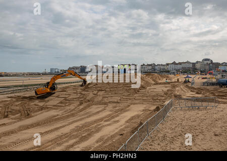 Margate, Regno Unito. Il 30 agosto 2018. Parte di Margate Golden sands sono state recintate in preparazione per la Red Bull di Quicksand evento del 1 settembre, ha avviato i lavori con escavatori e bulldozer spostando enormi quantità di sabbia per formare castelli ,rulli e trincee su un mezzo miglio corso. I concorrenti devono fare 2 circuiti di questa energia indebolendo corso in meno di venti minuti per avere possibilità di progredire attraverso il successivo calore. Credito: ernie giordania/Alamy Live News Foto Stock