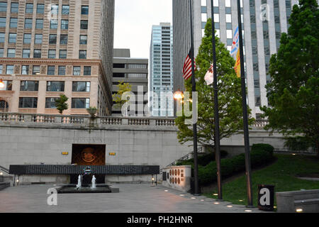 Chicago, Illinois / STATI UNITI D'America - 30 agosto 2018: Bandiere volare a metà montante di sollevamento in Vietnam Memorial a Chicago per onorare ex senatore John McCain Foto Stock