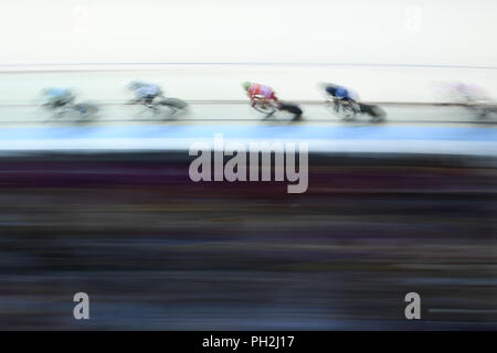 Jakarta, Indonesia. Il 30 agosto, 2018. I ciclisti competere durante la pista ciclabile uomini omnium al XVIII Giochi Asiatici in Jakarta, Indonesia, il 30 agosto 2018. Credito: Xinhua/Alamy Live News Foto Stock