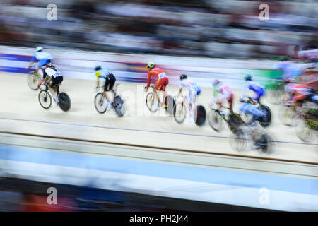 Jakarta, Indonesia. Il 30 agosto, 2018. I ciclisti competere durante la pista ciclabile uomini omnium al XVIII Giochi Asiatici in Jakarta, Indonesia, il 30 agosto 2018. Credito: Xinhua/Alamy Live News Foto Stock