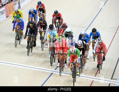 Jakarta, Indonesia. Il 30 agosto, 2018. I ciclisti competere durante la pista ciclabile uomini omnium al XVIII Giochi Asiatici in Jakarta, Indonesia, il 30 agosto 2018. Credito: Du Yu/Xinhua/Alamy Live News Foto Stock