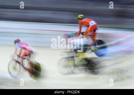 Jakarta, Indonesia. Il 30 agosto, 2018. I ciclisti competere durante la pista ciclabile uomini omnium al XVIII Giochi Asiatici in Jakarta, Indonesia, il 30 agosto 2018. Credito: Du Yu/Xinhua/Alamy Live News Foto Stock