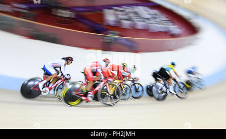 Jakarta, Indonesia. Il 30 agosto, 2018. I ciclisti competere durante la pista ciclabile uomini omnium al XVIII Giochi Asiatici in Jakarta, Indonesia, il 30 agosto 2018. Credito: Du Yu/Xinhua/Alamy Live News Foto Stock