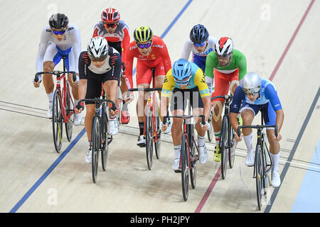 Jakarta, Indonesia. Il 30 agosto, 2018. I ciclisti competere durante la pista ciclabile uomini omnium al XVIII Giochi Asiatici in Jakarta, Indonesia, il 30 agosto 2018. Credito: Du Yu/Xinhua/Alamy Live News Foto Stock