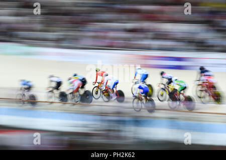 Jakarta, Indonesia. Il 30 agosto, 2018. I ciclisti competere durante la pista ciclabile uomini omnium al XVIII Giochi Asiatici in Jakarta, Indonesia, il 30 agosto 2018. Credito: Du Yu/Xinhua/Alamy Live News Foto Stock