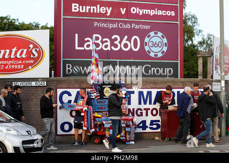 Burnley, Regno Unito. Il 30 agosto 2018. Ventilatori fanno il loro modo per lo stadio prima della UEFA Europa League Play-Off Round seconda gamba match tra Burnley e Olympiakos a Turf Moor il 30 agosto 2018 a Burnley, Inghilterra. Credito: Immagini di PHC/Alamy Live News Foto Stock