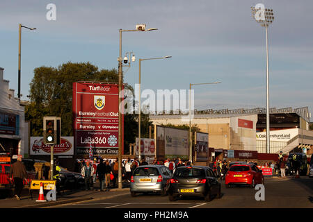 Burnley, Regno Unito. Il 30 agosto 2018. Ventilatori fanno il loro modo per lo stadio prima della UEFA Europa League Play-Off Round seconda gamba match tra Burnley e Olympiakos a Turf Moor il 30 agosto 2018 a Burnley, Inghilterra. Credito: Immagini di PHC/Alamy Live News Foto Stock