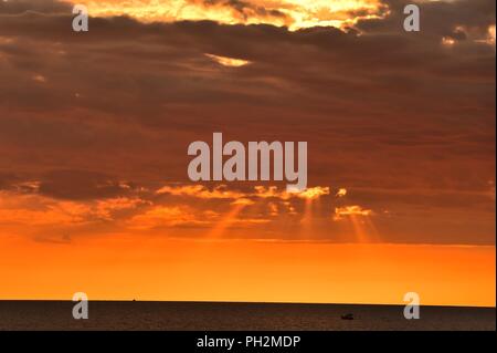 Aberystwyth Wales UK, giovedì 30 agosto 2018 UK Meteo: Tramonto su Cardigan Bay a Aberystwyth alla fine di una giornata calda e soleggiata, come le lunghe vacanze scolastiche estive giunto alla fine foto © Keith Morris / Alamy Live News Foto Stock