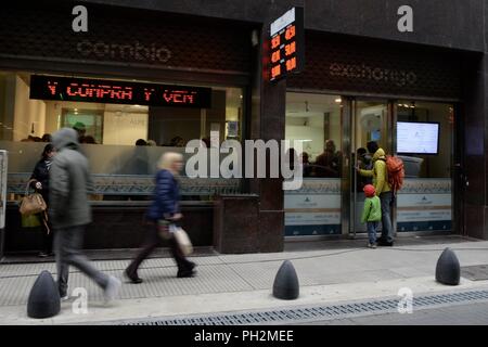 Agosto 30, 2018 - INT. WorldNews. 2018, 30 agosto Città di Buenos Aires, Argentina.- dollaro americano e pesos Argentina exchange, esso termina in corrispondenza di un dollaro - 40,41 pesos argentini. (Credito Immagine: © Julieta FerrarioZUMA filo) Foto Stock