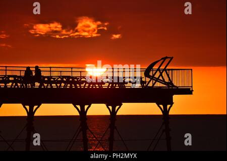 Aberystwyth Wales UK, giovedì 30 agosto 2018 UK Meteo: Tramonto sul molo vittoriano a Aberystwyth alla fine di una giornata calda e soleggiata, come le lunghe vacanze scolastiche estive giunto alla fine foto © Keith Morris / Alamy Live News Foto Stock