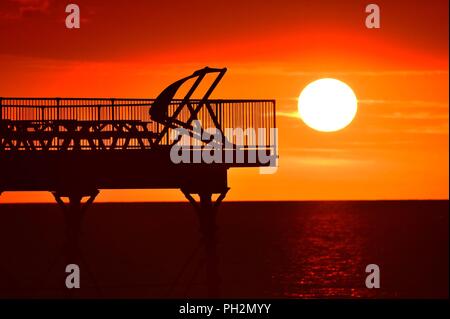 Aberystwyth Wales UK, giovedì 30 agosto 2018 UK Meteo: Tramonto sul molo vittoriano a Aberystwyth alla fine di una giornata calda e soleggiata, come le lunghe vacanze scolastiche estive giunto alla fine foto © Keith Morris / Alamy Live News Foto Stock