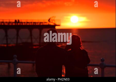 Aberystwyth Wales UK, giovedì 30 agosto 2018 UK Meteo: Tramonto sul molo vittoriano a Aberystwyth alla fine di una giornata calda e soleggiata, come le lunghe vacanze scolastiche estive giunto alla fine foto © Keith Morris / Alamy Live News Foto Stock