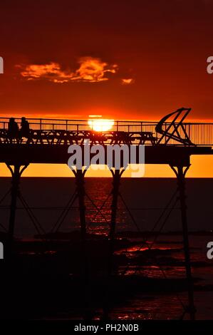 Aberystwyth Wales UK, giovedì 30 agosto 2018 UK Meteo: Tramonto sul molo vittoriano a Aberystwyth alla fine di una giornata calda e soleggiata, come le lunghe vacanze scolastiche estive giunto alla fine foto © Keith Morris / Alamy Live News Foto Stock