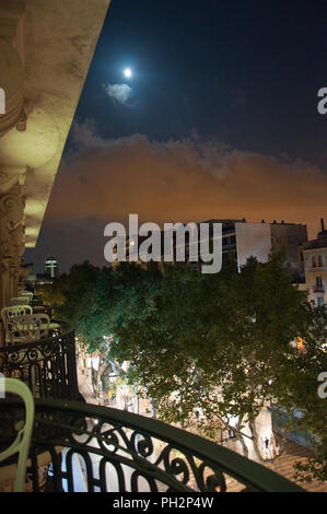 Barcellona, Spagna - 31 luglio 2012: vista su viale La Rambla in una notte di luna sulla luglio 31, 2012 a Barcellona, Spagna. Foto Stock