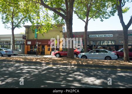 Negozi lungo San Pablo Avenue nel sud-ovest della Berkeley quartiere di Berkeley, California, 21 giugno 2018. () Foto Stock