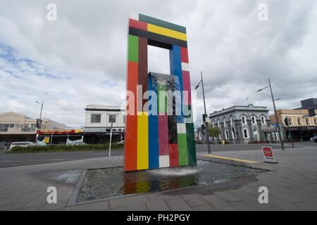 Facciata e arte pubblica presso il Museo di Waikato, un Regional Art Museum e il centro culturale di Hamilton in Nuova Zelanda, novembre 2017. () Foto Stock