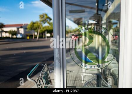 Close-up del logo sul lato del vetro fermata bus enclosure per il Tri Valley rapido sistema di bus su Dublino Blvd a Dublino, California, 23 luglio, 2018. () Foto Stock