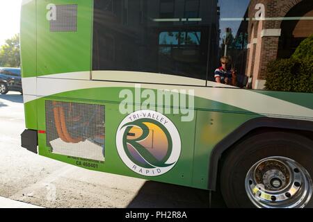 In prossimità della parte posteriore del Tri Valle bus rapido in condizioni di luce solare intensa a Dublino, California, 23 luglio, 2018. () Foto Stock