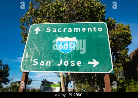 Close-up di cartello stradale per la Interstate 680 freeway in Dublino, California, che collega San Jose e Sacramento, e uno dei principali il pendolarismo itinerari nella zona della Baia di San Francisco, 23 luglio, 2018. () Foto Stock